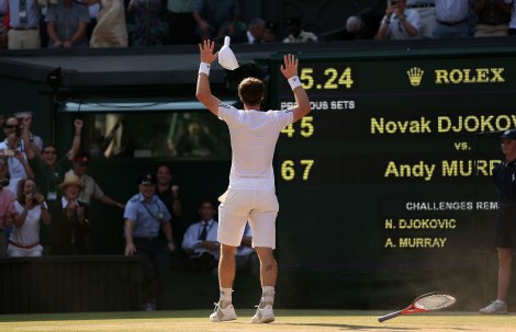 Andy Murray festeggia la vittoria di Wimbledon su Novak Djokovic al Centre Court (Photo Clive Brunskill/Getty Images)