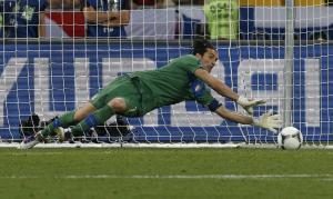 Buffon neutralizza il penalty di Ashley Cole nei quarti di finale di Euro 2012 (foto LaPresse)