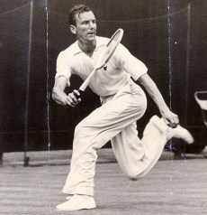 Tutta l'eleganza di Fred Perry in una partita di Wimbledon 1936, da lui vinto, ultimo tra i britannici fino a ieri (Photo dailymail.co.uk)