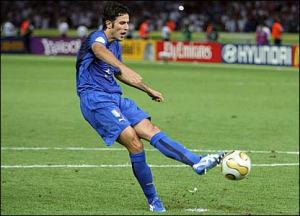 Fabio Grosso calcia il rigore che regala il titolo mondiale all'Italia