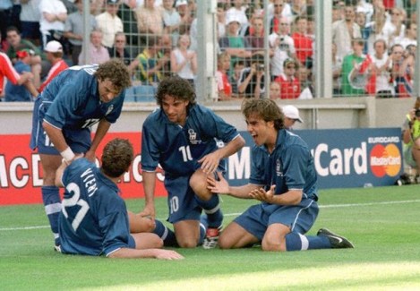 Uno dei momenti più alti della carriera di Christian Vieri: l'esultanza al gol vittoria contro la Norvegia agli ottavi di finale di Francia '98. A festeggiarlo, da sinistra, Moriero, Del Piero e Cannavaro.