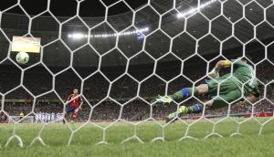 Xavi spiazza Buffon giovedì scorso durante la semifinale di Confederations Cup (AP Photo/Antonio Calanni)