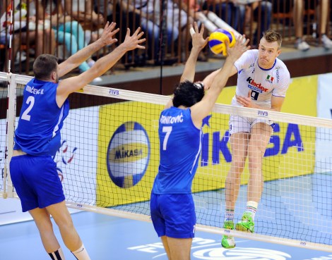 Ivan Zaytsev, bocca da fuoco principale dell'Italia, in attacco contro la Serbia in una partita del girone eliminatorio (foto FIVB)