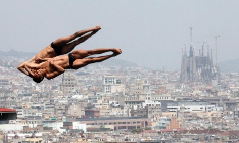 Una foto tipica del nuoto a Barcellona: la coppia messicana dei tuffi composta da Ivan Garcia e German Sanchez in volo in allenamento nella piattaforma da 10 m in vista dei Mondiali 2013. La prima foto simile, alle Olimpiadi di Barcellona 1992, la scattò Simon Bruty. Sullo sfondo la città catalana e la cattedrale della Sagrada Familia. Curiosità: Sanchez è nato il 24 giugno 1992, un mese prima dell'inizio di quei Giochi Olimpici. (Photo Albert Gea/Reuters)