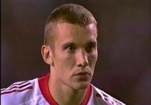 Gli occhi spiritati di Andriy Shevchenko sul dischetto della finale di Champions League 2003 contro la Juventus