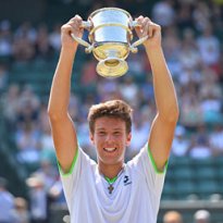 Gianluigi Quinzi festeggia la sua vittoria a Wimbledon tra i più piccoli (Photo Afp)
