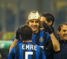 Vieri incoronato "Re" dai compagni dell'Inter quando nel 2004 mise a segno il gol numero 100 in maglia nerazzurra (Foto Reuters)