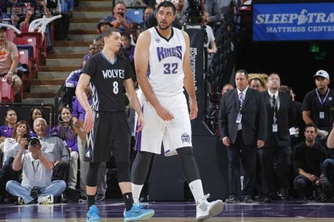 Il gigantesco Sim Bhullar, al suo esordio in Nba contro Minnesota, sovrasta Zach Lavine (226 cm contro i "soli" 196 dell'avversario)