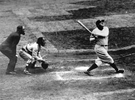 Babe Ruth nella sua tipica posizione di battuta