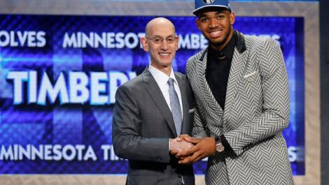 Karl-Anthony Towns stringe la mano al commissioner Adam Silver dopo essere stato annunciato come prima scelta assoluta del draft (foto AP / Kathy Willens via CBSnews.com)