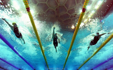 Un'immagine suggestiva di Federica Pellegrini in gara alle Olimpiadi di Londra 2012 (photo by olympicgirls.net)
