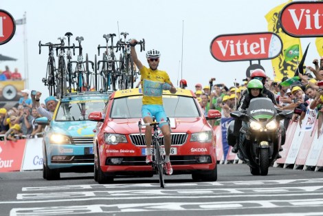 Vincenzo Nibali celebra la vittoria alla 18esima tappa del Tour 2014, la Pau-Hautacam, decisiva per il trionfo finale (pic: Sirotti)