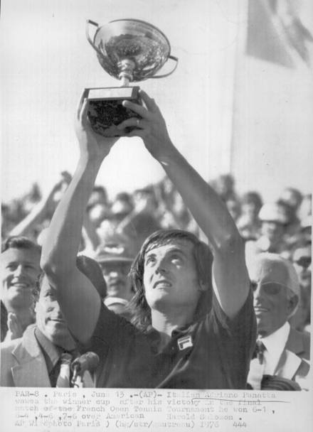 Adriano Panatta solleva il trofeo del Roland Garros 1976