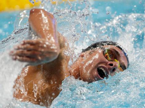 Uno scatto "live" di Gregorio Paltrinieri durante la gara dei 1500 stile libero vinta ai Mondiali di Kazan 2015 il 9 agosto (Photo by AP/Michael Sohn)