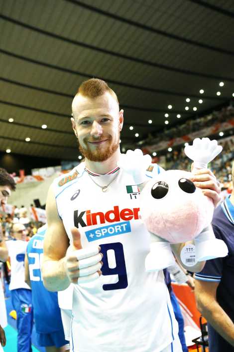 Zaytsev festeggia con il premio di miglior giocatore della partita (foto FIVB)