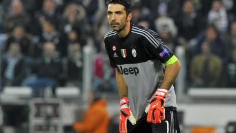 Gianluigi Buffon impegnatao durante la gara-record con il Borussia Mönchengladbach