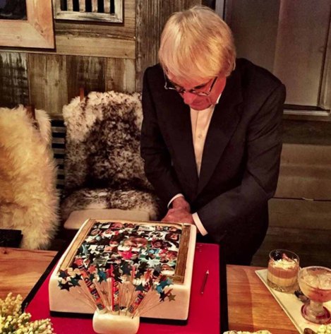 Bernie Ecclestone taglia la torta di compleanno preparata dalla figlie Tamara e Petra