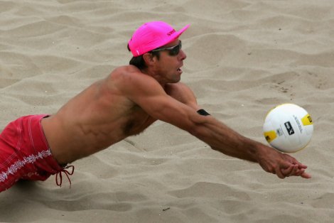 Karch Kiraly impegnato in un'azione di beach volley a Hermosa Beach, in California, il 19 maggio del 2007 (Jeff Gross/Getty Images Sport)