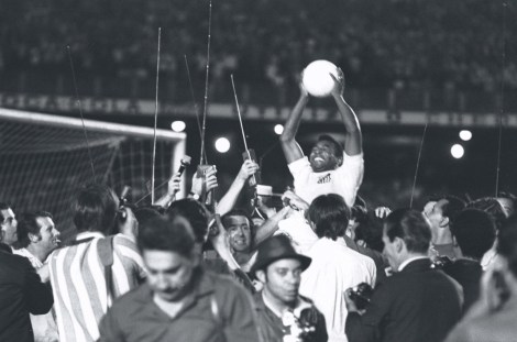 Pelé portato in trionfo dopo aver segnato il millesimo gol in carriera