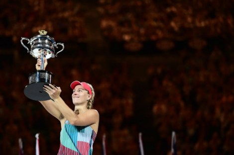 Angelique Kerber alza al cielo la coppa della vincitrice degli Australian Open 2016 (foto www.ubitennis.com)