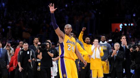 Kobe Bryant saluta il suo pubblico, allo Staples Center di Los Angeles, al termine della sua ultima partita in carriera (Photo by www.latimes.com)