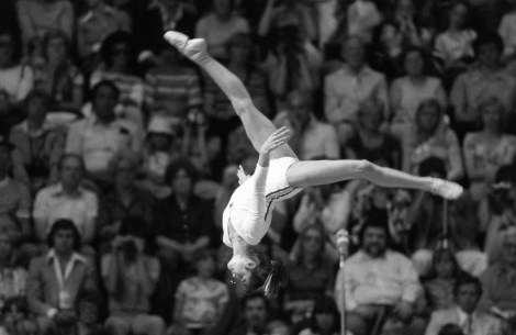Quando la Romania era leggenda nella ginnastica artistica: Nadia Comaneci durante la prova alla trave delle Olimpiadi di Montreal del 1976 (AP Photo/Stephanie Maze)