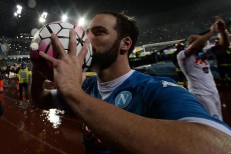Higuain festeggia il suo record (foto Ansa/Ciro Fusco)