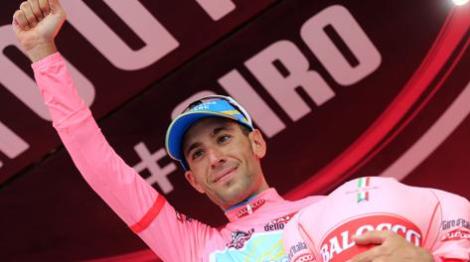 Nibali festeggia con la maglia Rosa. Saprà riprendersela? (foto Gazzetta.it)