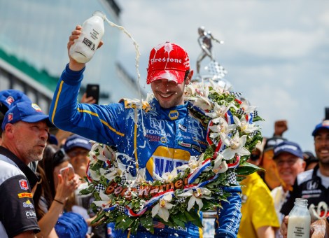 Alexander Rossi si doccia con il latte dopo la vittoria nella 100esima edizione della Indianapolis500 (foto Mark J. Rebilas/USA TODAY Sports)