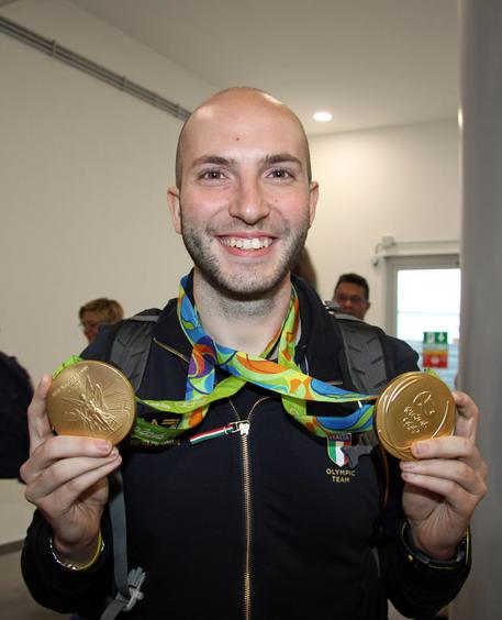 Niccolò Campriani con i due ori vinti a Rio: è lui il protagonista azzurro delle Olimpiadi 2016 (foto ANSA/TELENEWS)