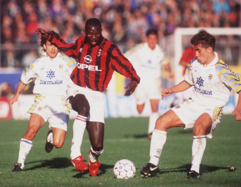 George Weah con la maglia del Milan mentre affronta un giovane Fabio Cannavaro. E' un Parma-Milan della Serie A 1995-96, giocata il 13 novembre 1995 (Photo Allsport)