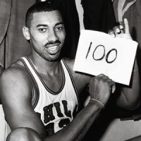 La storica foto in cui Wilt Chamberlain festeggia la gara dei 100 punti