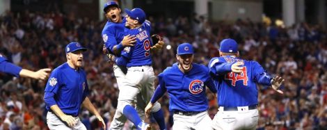 I giocatori dei Chicago Cubs festeggiano: hanno riportato il titolo a Wrigley Field dopo 108 anni (foto Ezra Shaw/Getty Images)