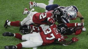 L'incredibile ricezione di Julian Edelman (foto Charlie Riedel / Associated Press)