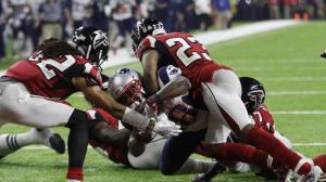 James White segna il touchdown della vittoria all'overtime (foto Elise Amendola / Associated Press)