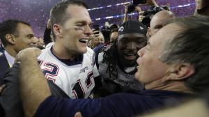 L'abbraccio a fine gara tra Tomb Brady e Bill Belichick (foto David J. Phillip / Associated Press)