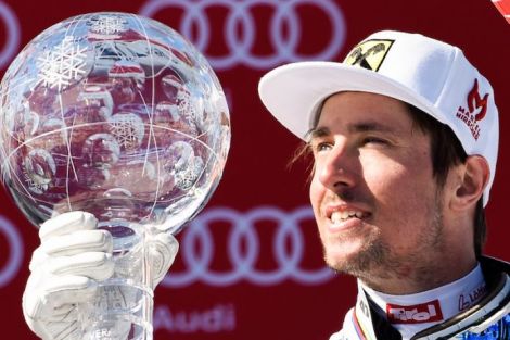 Marcel Hirscher con la Coppa del Mondo, una scena ormai diventata un'abitudine
